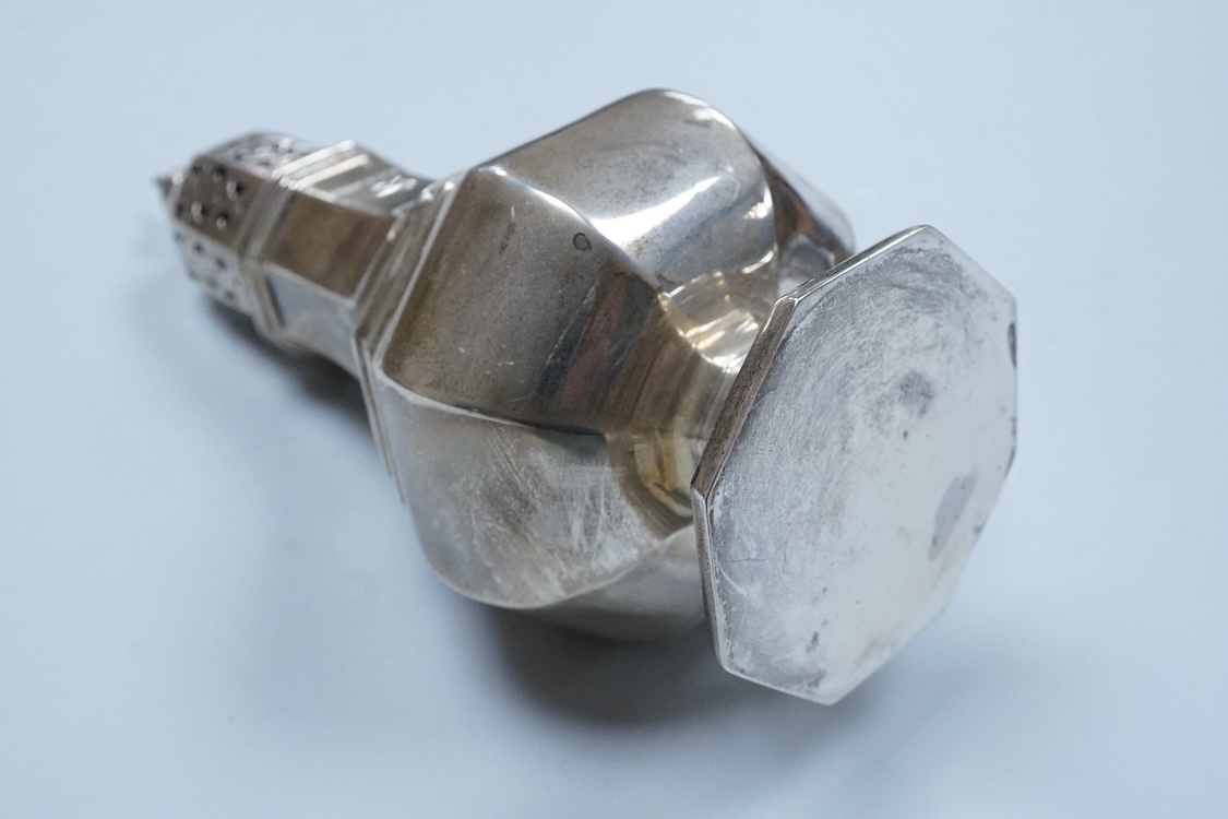 A George V silver octagonal sugar castor, by Henry Wigful, Sheffield, 1921, 19.2cm, 5.3oz.